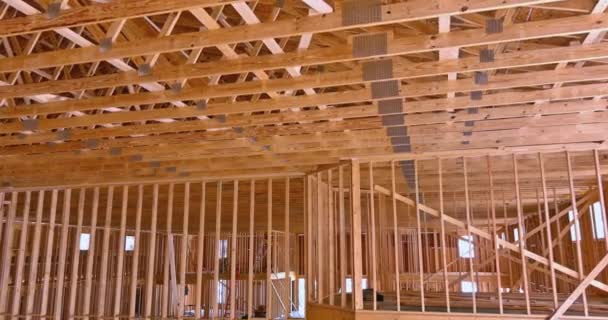 Een interieur uitzicht van een ingelijst gebouw bouw van nieuwe van hout huis — Stockvideo