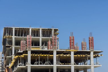 beton bina inşaat mavi gökyüzü altında