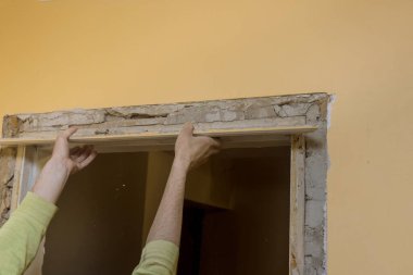 Eski apartman yenilenmesi, inşaat sahasında sökülme