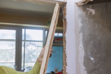 Ev onarımı için eski kapı açma odalarının yenilenmesi