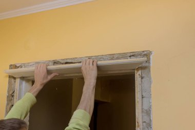 Sökülmüş eski iç kapının kaldırılması için apartman yenileme çalışması