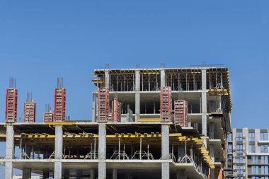 Gökdelenler kompleksinin tamamlanmamış çimento binası