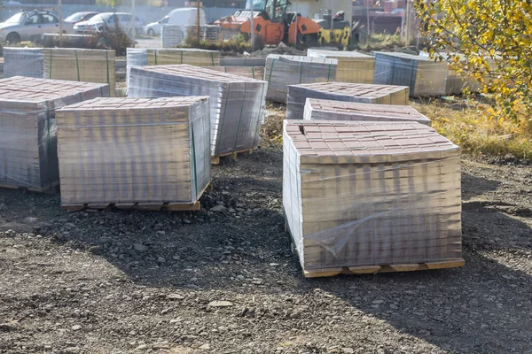 Kaldırımda kaldırım döşeme döşemeleri beton kaldırım taşları yığını.