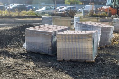 Yığılmış fayans küpleri kaldırım onarımı kaldırım levhalarının döşenmesi