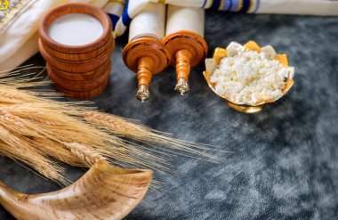 Yahudi bayramı Shavuot. Torah parşömeni ve tallis 'te helal süt ürünleri için.