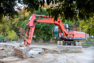 Yeni bir asfalt yolun yapımında. Kazıcılar, yeni yol inşaatında çalışan noterler.