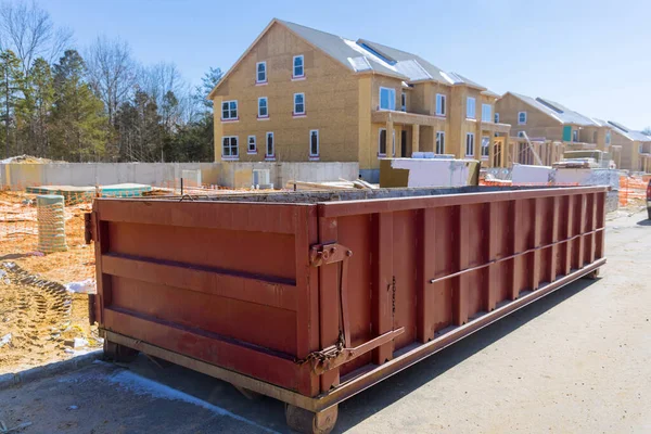 Lixeira carregada uma renovação de casa de construção com lixeira de entulho de construção — Fotografia de Stock