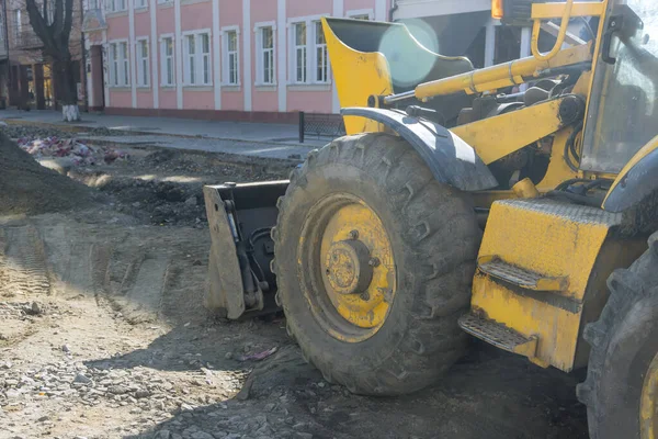Ağır kazıcı, yol çalışmaları sırasında toprak kazıyor, yeni yol inşaatı sırasında çakıl taşıyor.