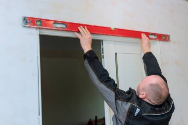 Marangoz iç ahşap kapı kurulumunda çalışıyor.