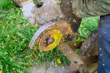 Makinenin açı öğütücüsünü kesen metal
