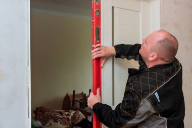 Marangoz işçi kurulum süreci denetim düzeyi doğruluk kurulum ahşap kapı