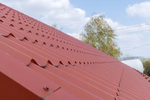 Çağdaş çatı malzemelerinin çatısı kırmızı metal döşemeler — Stok fotoğraf