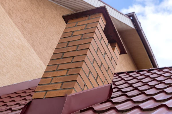 Red metal roof tiles shingles with roofing construction — Foto Stock