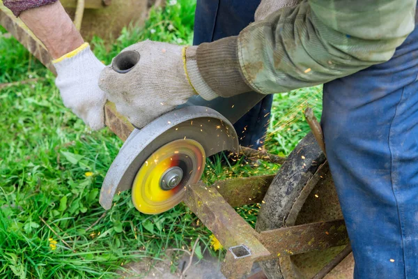 Slipmaskiner för bearbetning av metall med elektrisk såg — Stockfoto