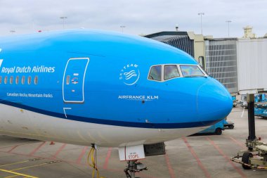 KLM Boeing 787, Hollanda Uluslararası Havaalanı, Schiphol Amsterdam 'daki bir uçak terminaline iniş yaptı.
