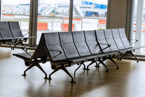 국제 공항 내부 라운지 출입문을 기다리는 승객용 비행기 — 스톡 사진