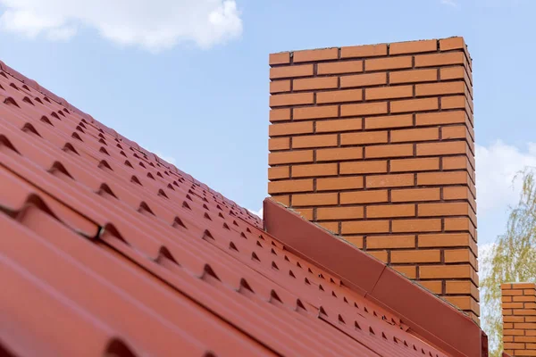 Νέα κατασκευή στέγες με σοφίτα στέγη κόκκινο στέγες μεταλλικά κεραμίδια — Φωτογραφία Αρχείου