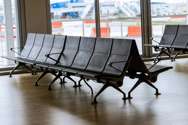 Terminal de départ de l'aéroport vide salle d'attente avec chaises — Photo