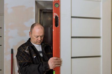 Marangozdaki yenileme evi ahşap kapılar döşenmiş.