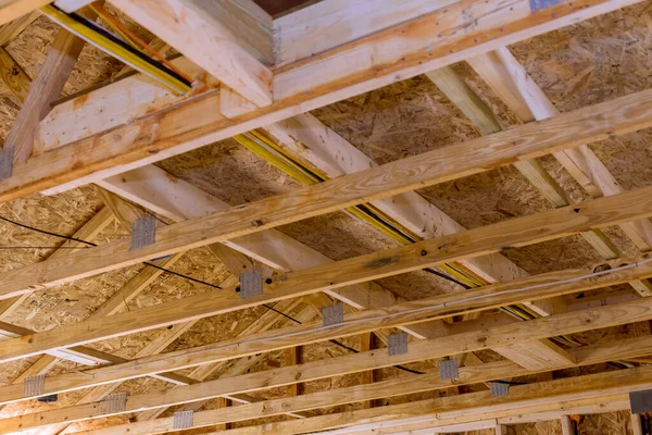 Installazione di legno con travi a vista telaio capriate costruzione condominiale — Foto Stock