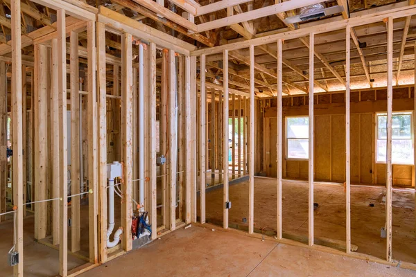 Ahşap kirişlerin altında yeni bir evin parçası.