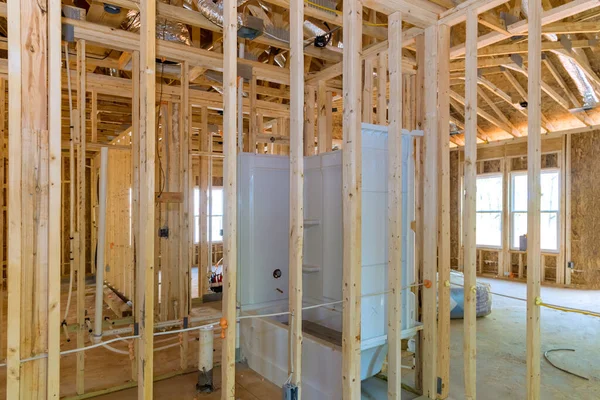 Nova construção de casa um banheiro de instalação inacabado de encanamento — Fotografia de Stock