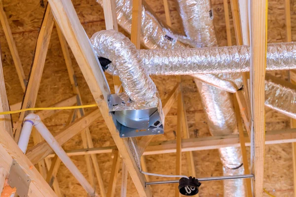 Installing air condition system for ceiling air ventilation and cleaning system pipes — Stockfoto