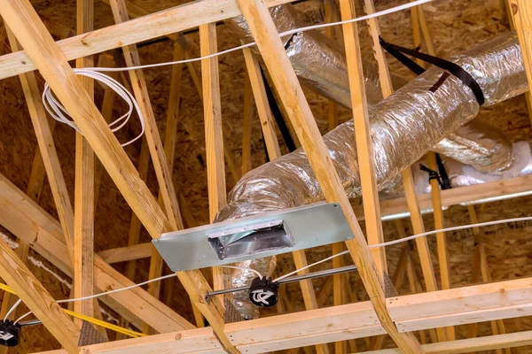 Construcción de una casa nueva una casa bajo el sistema de calefacción de respiraderos en el techo — Foto de Stock