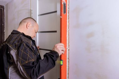 Usta yenileme dairesi ile seviye doğruluk kurulum kapısını kontrol eder