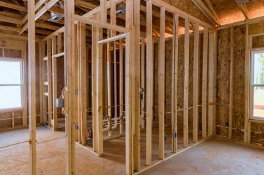 Kirişlerin görüntüsü, inşaat iskeletinin altına yeni ev inşa edilmiş.