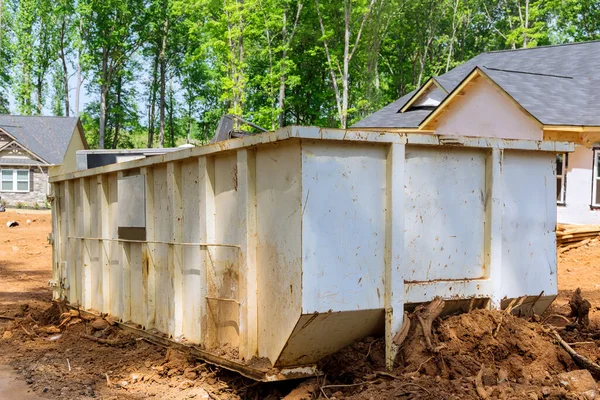 金属容器の建設ゴミ捨て場 住宅改修 — ストック写真