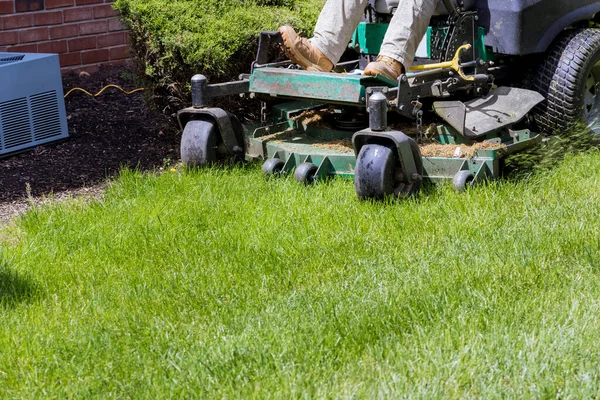 Man Mows Lawn Using Gasoline Powered Self Propelled Lawn Mower — Stockfoto