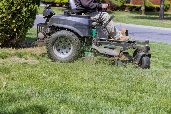 Worker Pour Grass Lawn Mower Garden Lawn Cutting Summer Works — Stockfoto