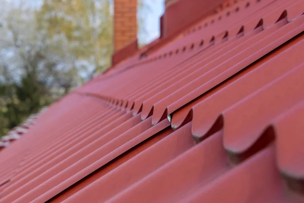 Oluklu metal çatılı metal çatı kaplaması — Stok fotoğraf