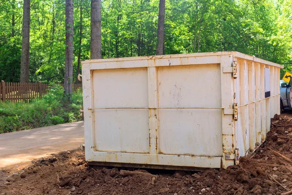 Mantenimiento de la renovación del hogar un contenedor cargado cerca de una construcción — Foto de Stock