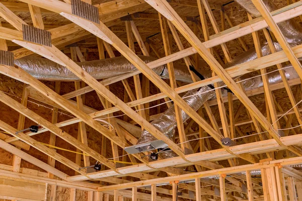 Installatie van een airconditioningsysteem voor ventilatie- en reinigingsbuizen aan het plafond — Stockfoto