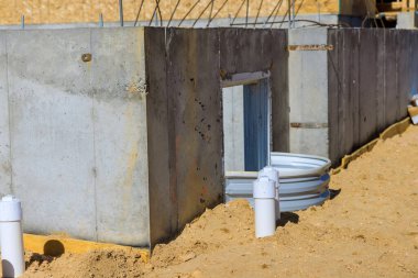 Bodrum inşaatı için penceresi olan yeni bir ev.