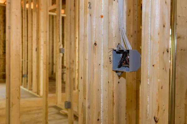 Cajas de enchufe eléctricas dentro de la casa marco con cableado eléctrico básico — Foto de Stock
