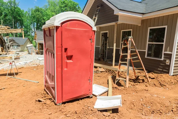 Buka toilet portabel di lokasi konstruksi untuk pekerja. — Stok Foto