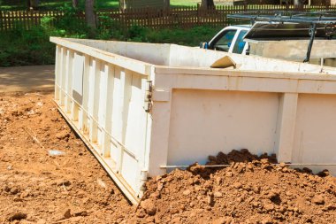 Metal bir konteynırda inşaat çöpleri, ev yenileme..