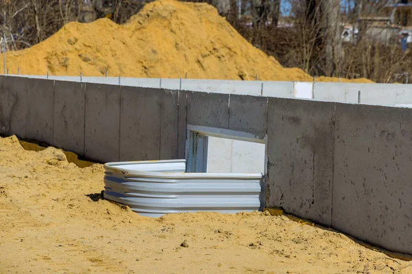 Tamamlanmamış bodrum katı, penceresi bodrum katında.