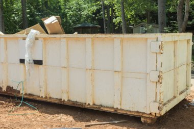 Metal bir konteynırda inşaat çöpleri, ev yenileme..