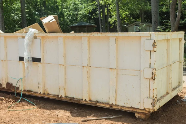 Metal bir konteynırda inşaat çöpleri, ev yenileme..