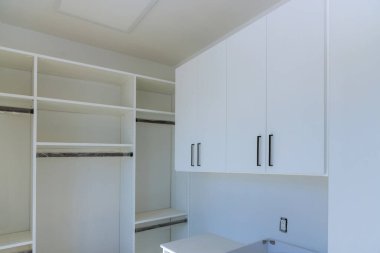 İç oda ile raflar kurulumu Yeni İnşaat