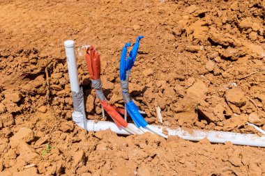 Hijyenik pvc kanalizasyon borularının zemininde bulunan montaj sisteminin tesisat işi.