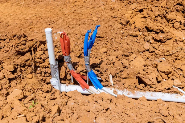 Hijyenik pvc kanalizasyon borularının zemininde bulunan montaj sisteminin tesisat işi.