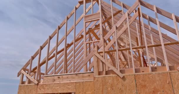 Inicio construcción el marco de la casa inicio de la construcción de techos — Vídeo de stock