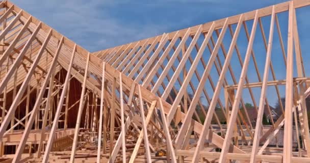 Vigas de enmarcado en el nuevo hogar en construcción cerchas de techo de madera — Vídeo de stock