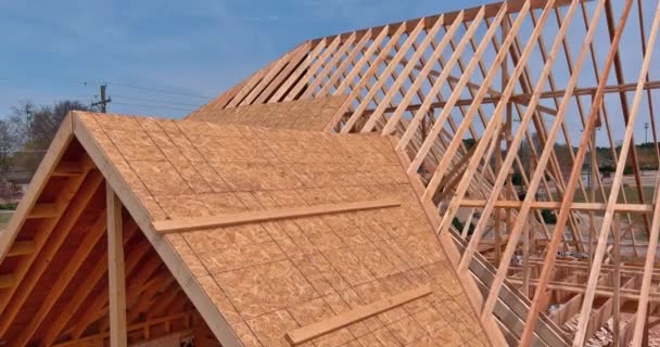 Σκελετός οικιακού συστήματος οροφής με ξύλινα δοκάρια ξύλου — Αρχείο Βίντεο