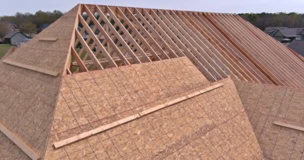 Dachdecker arbeitet an neuem Dach aus Holz — Stockvideo